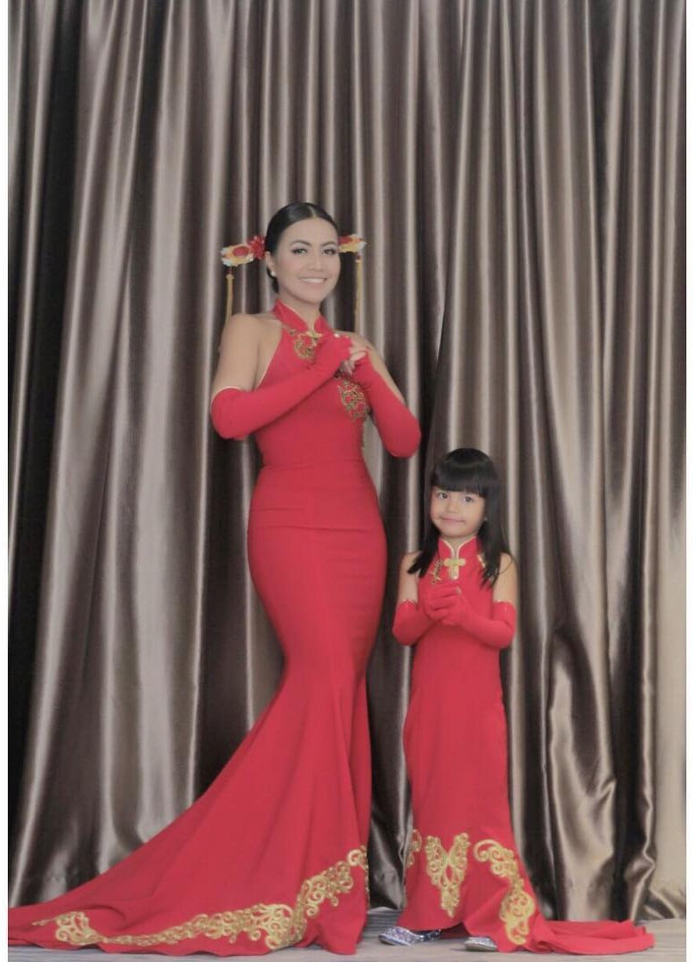 Kompak abis, ini 10 momen ceria Denada & putrinya saat kembaran baju