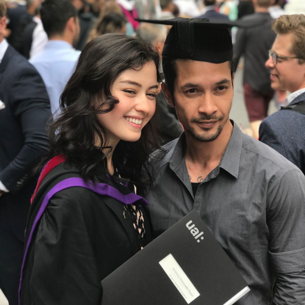 Raih gelar master, ini 5 momen seru wisuda Kimberly Ryder di London