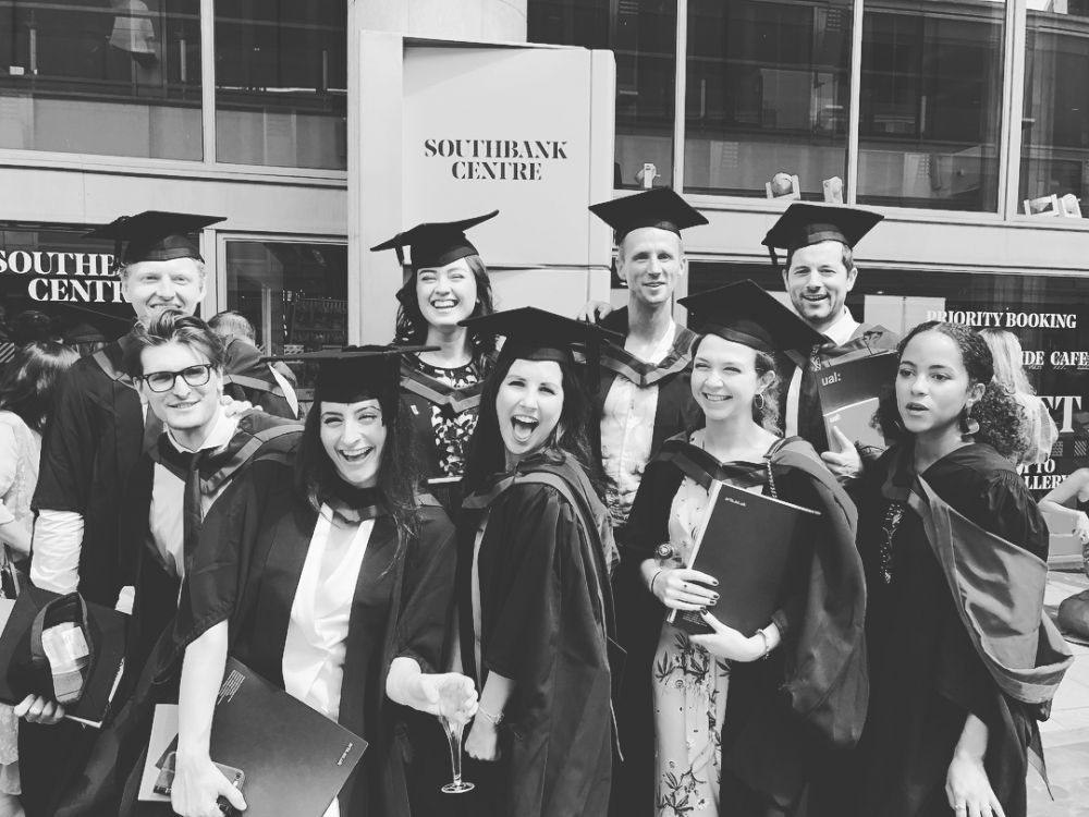 Raih gelar master, ini 5 momen seru wisuda Kimberly Ryder di London