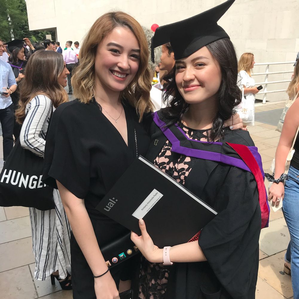 Raih gelar master, ini 5 momen seru wisuda Kimberly Ryder di London