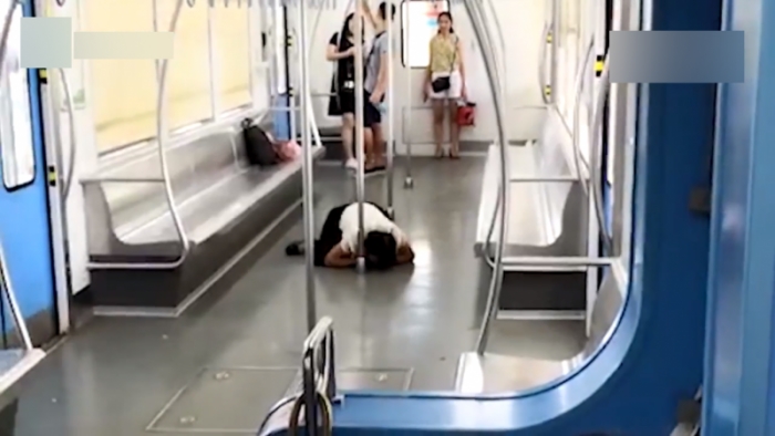 Bikin syok, wanita ini gigit orang asing kemudian telanjang di kereta