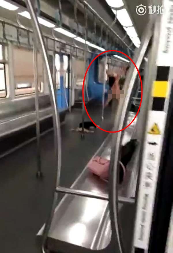 Bikin syok, wanita ini gigit orang asing kemudian telanjang di kereta