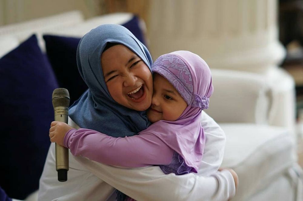 10 Momen keakraban Arsy dan Nissa Sabyan saat duet bareng, duo gemes
