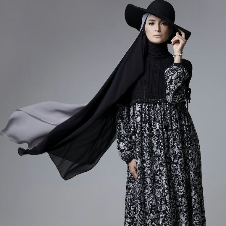 10 Gaya hijab ala Inneke Koesherawati, dari simpel hingga retro