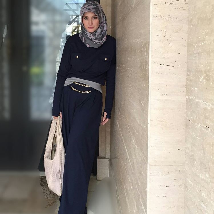 10 Gaya hijab ala Inneke Koesherawati, dari simpel hingga retro