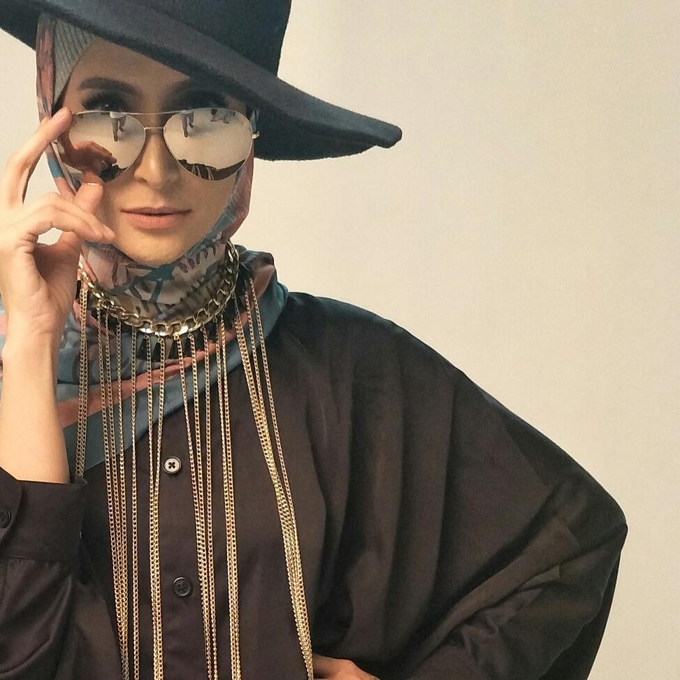10 Gaya hijab ala Inneke Koesherawati, dari simpel hingga retro