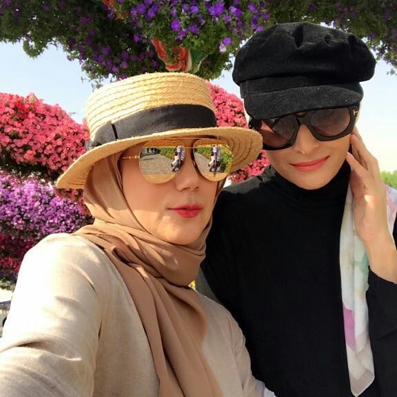 10 Gaya hijab ala Inneke Koesherawati, dari simpel hingga retro