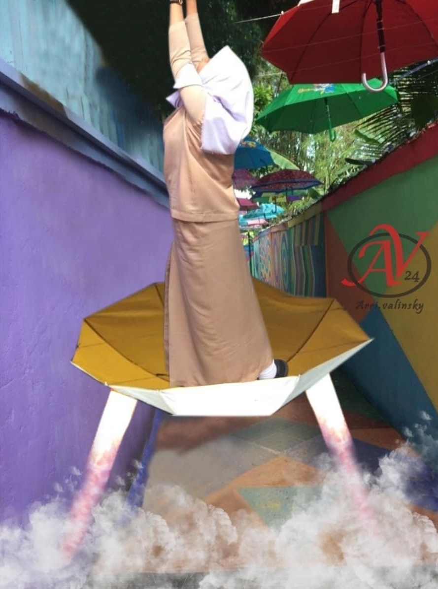 8 Foto editan 'cewek pengen payungan' ini hasilnya malah absurd parah