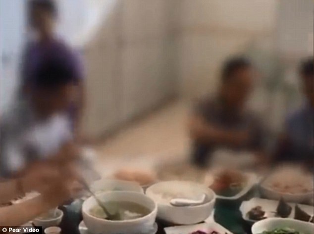 Viral, aksi karyawan di China makan kue mochi dari tempat kencing