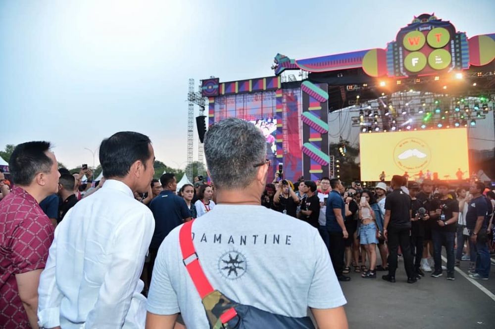 9 Potret Jokowi saat hadiri We The Fest, santai kenakan celana jeans