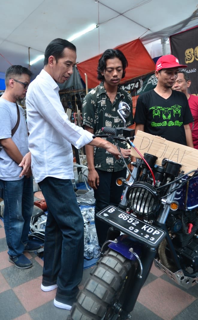9 Potret Jokowi saat hadiri We The Fest, santai kenakan celana jeans