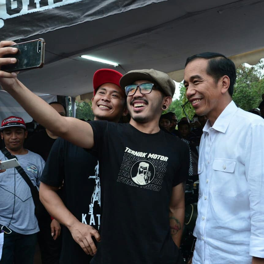 9 Potret Jokowi saat hadiri We The Fest, santai kenakan celana jeans
