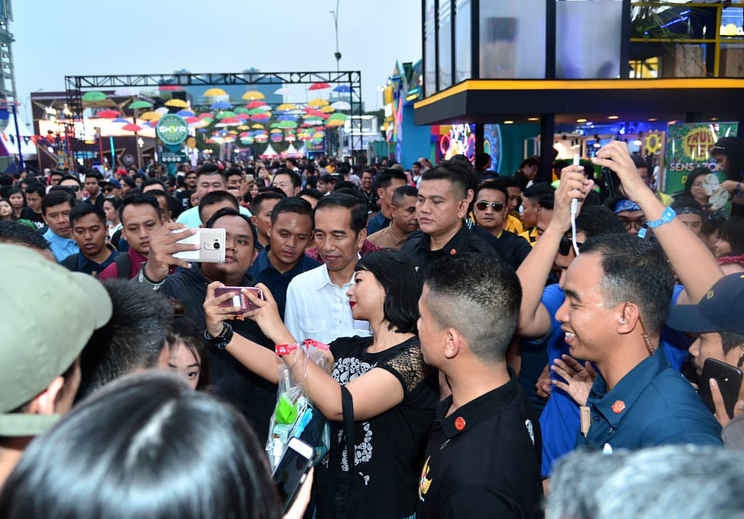 9 Potret Jokowi saat hadiri We The Fest, santai kenakan celana jeans
