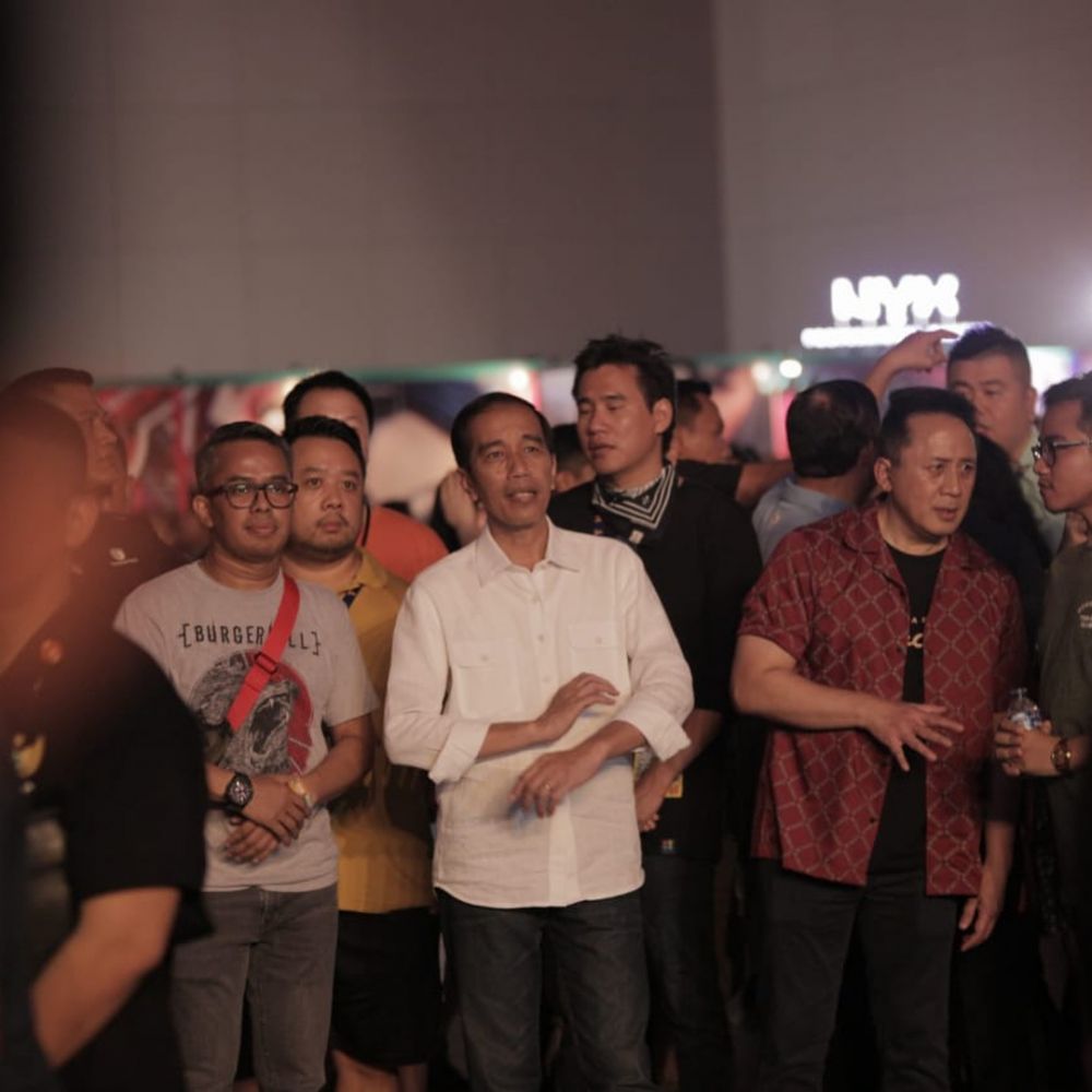 9 Potret Jokowi saat hadiri We The Fest, santai kenakan celana jeans