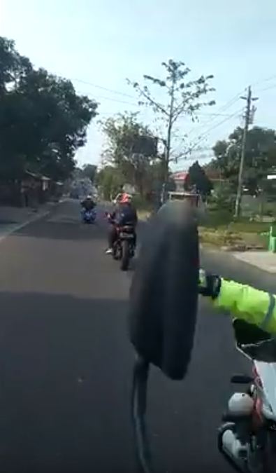 Viral video arogansi konvoi moge, pukul spion hingga picu kecelakaan