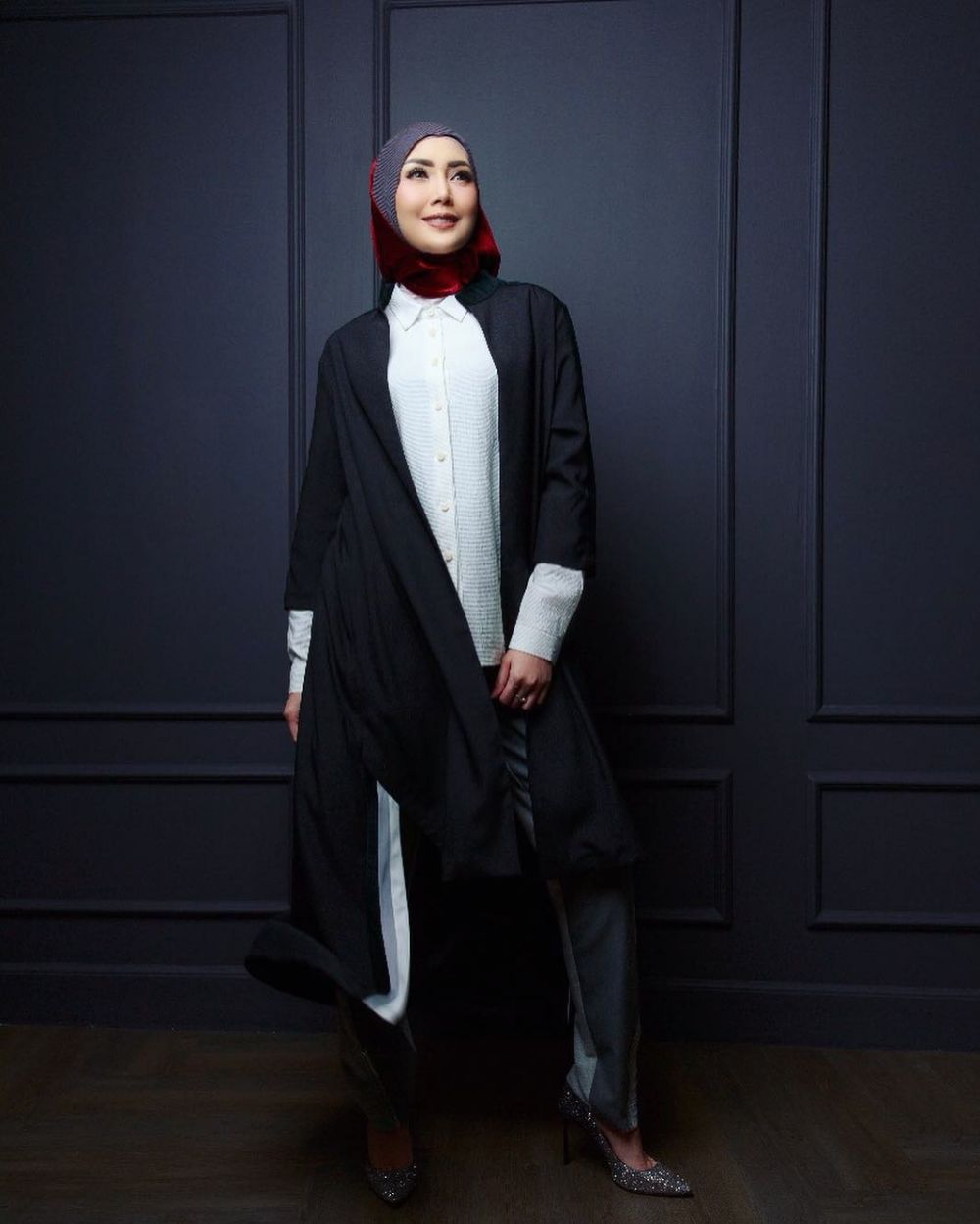 Adu gaya pemotretan pertama 8  seleb setelah berhijab, elegan banget