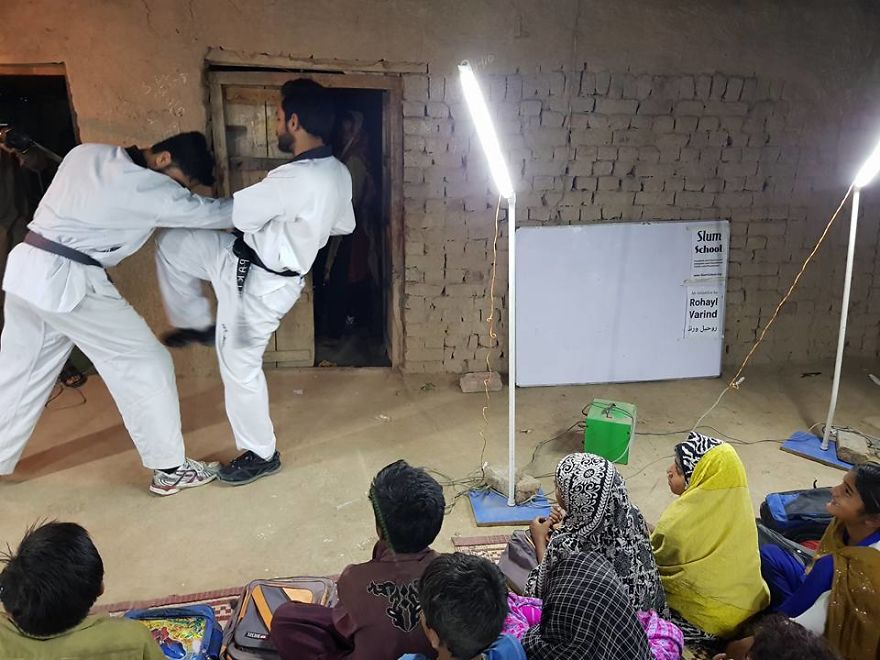 Pakai tenaga surya, 10 potret sekolah kampung Pakistan ini bikin kagum
