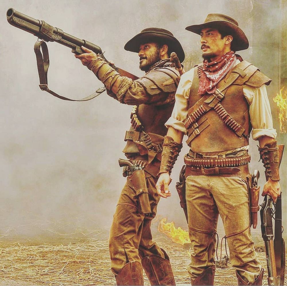 Filmnya tayang bersamaan, ini 8 gaya Ario Bayu akting koboi vs polisi