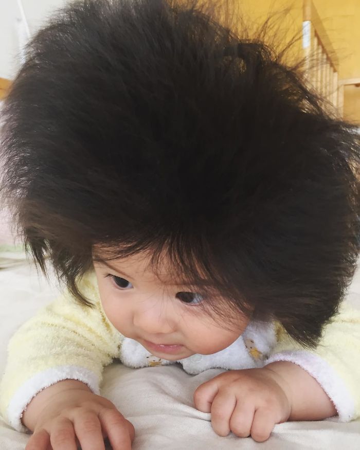 Usia 6 bulan, 10 potret bayi berambut lebat ini bikin pengen menimang
