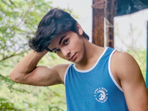 10 Aura macho Siddharth Nigam, putra mahkota di serial Chandra Nandini