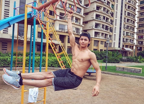 10 Aura macho Siddharth Nigam, putra mahkota di serial Chandra Nandini