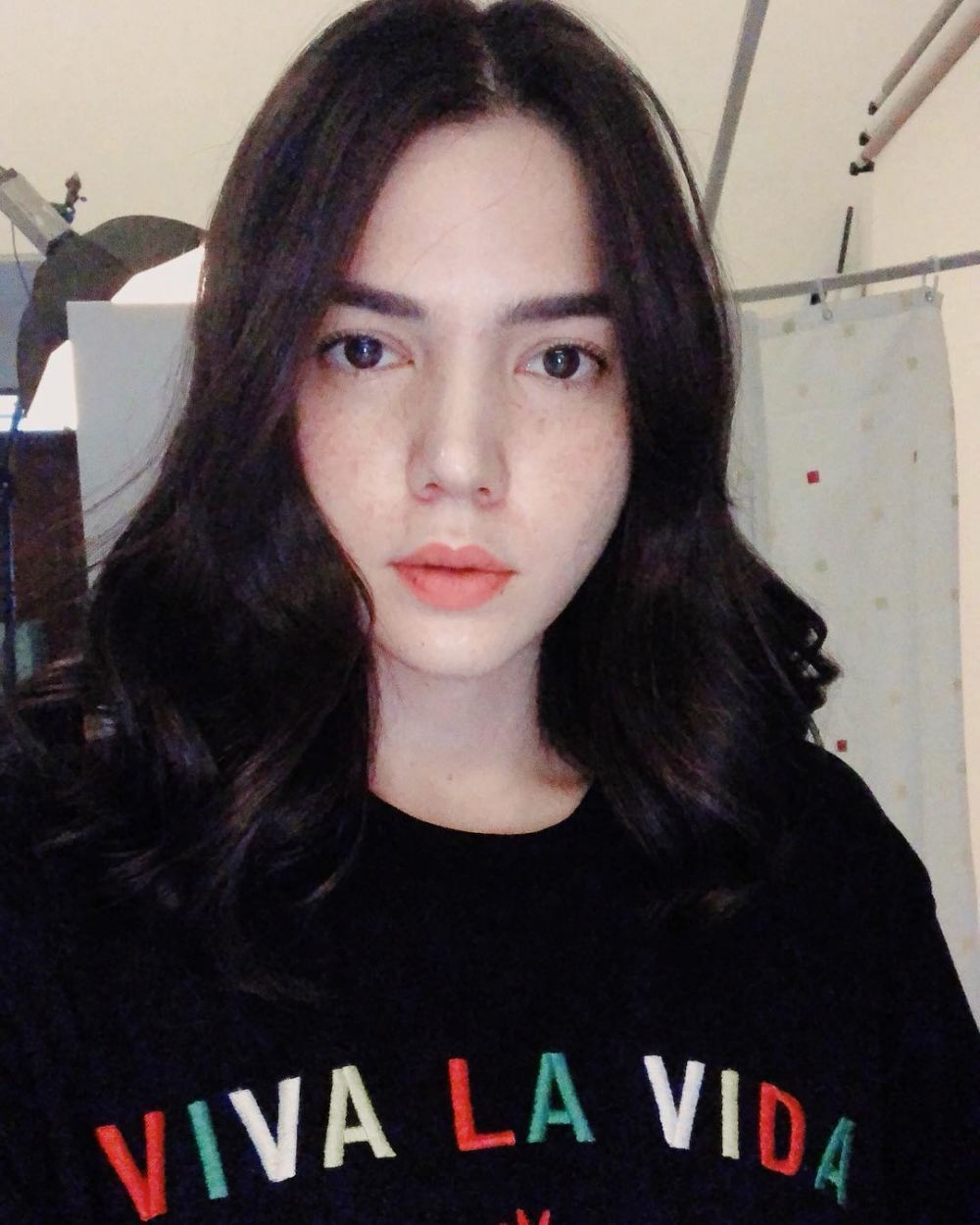 Tanpa makeup, 8 seleb ini makin memesona dengan freckles alami