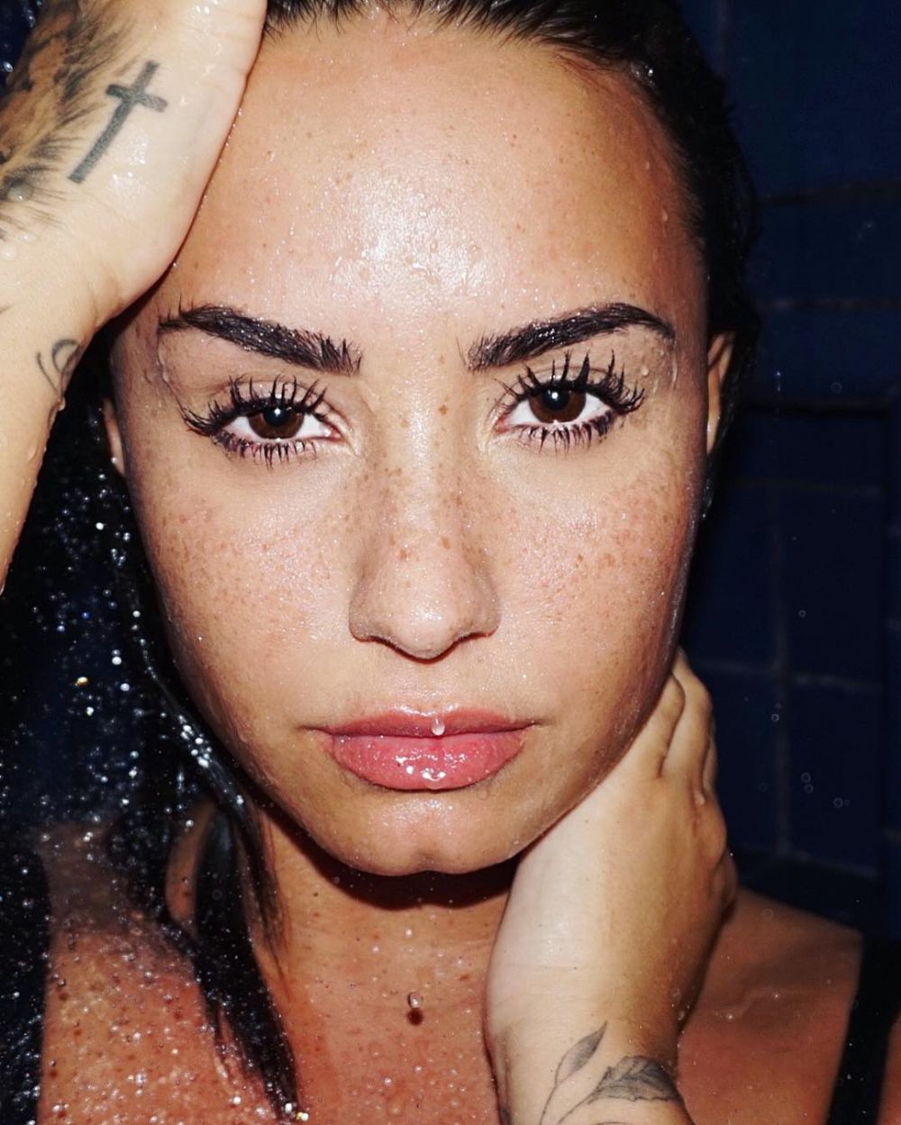 Tanpa makeup, 8 seleb ini makin memesona dengan freckles alami