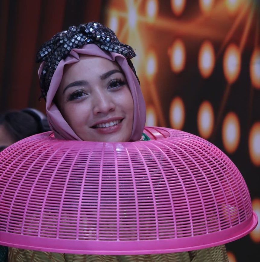 6 Aksi Hesti Purwadinata parodikan karakter orang lain, kocak abis