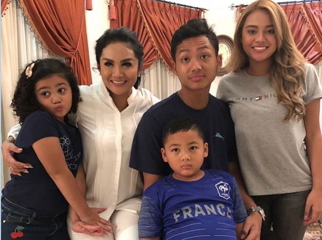 Tepis isu tidak akur, ini potret kompak Krisdayanti bareng 4 anaknya
