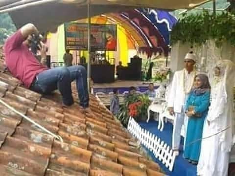 8 Kelakuan orang di atap rumah ini nggak masuk di akal, konyol banget