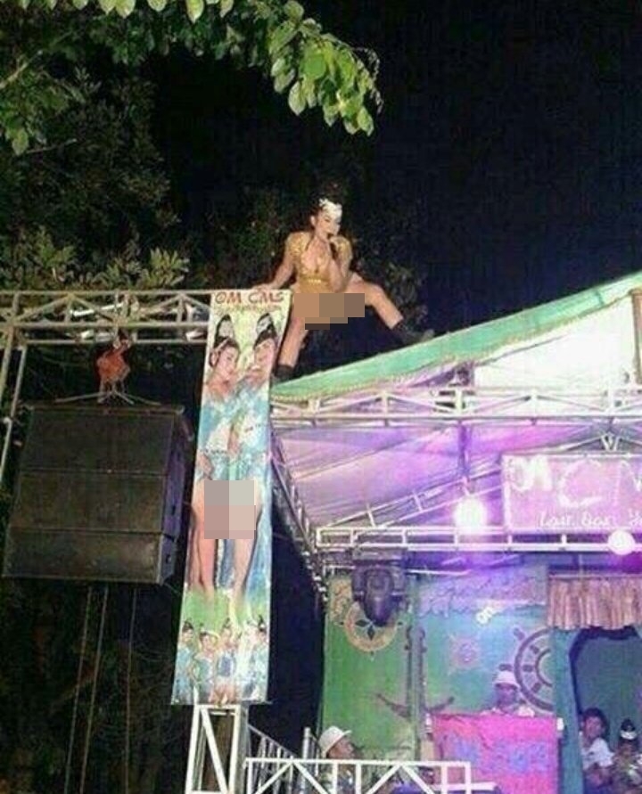 8 Kelakuan orang di atap rumah ini nggak masuk di akal, konyol banget