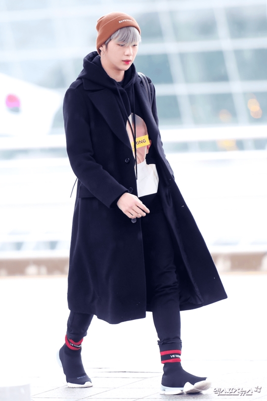 Kasual sampai semi formal, ini OOTD airport 10 Idol K-Pop terbaik