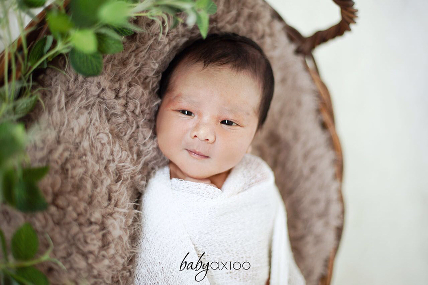 Super gemesin, begini 7 gaya anak Vicky Shu saat pemotretan new born