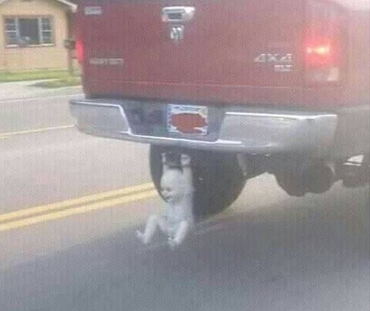 8 Benda tersangkut kendaraan ini bikin ngakak sambil mikir keras