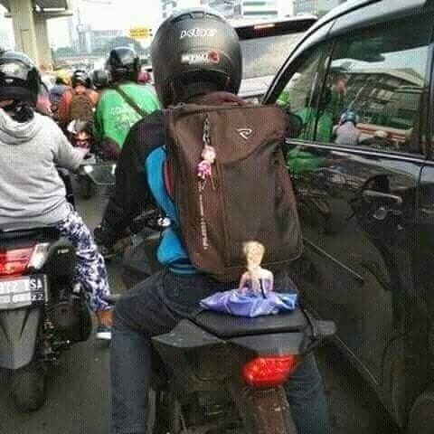 8 Benda tersangkut kendaraan ini bikin ngakak sambil mikir keras