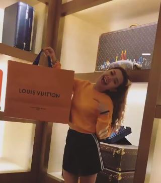 Demi hadiahi sang pacar tas mewah, perjuangan pria ini bikin salut