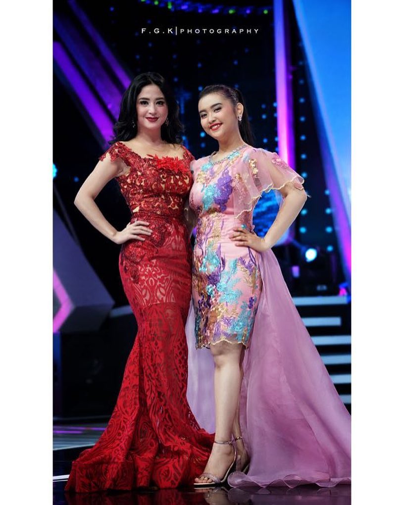 10 Potret kompak Dewi Perssik & keponakannya yang jago nyanyi dangdut