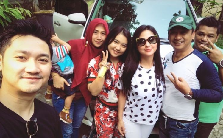 10 Potret kompak Dewi Perssik & keponakannya yang jago nyanyi dangdut