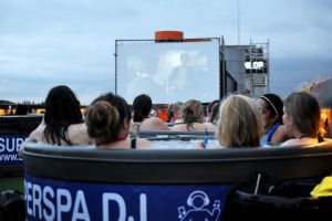 Bioskop ini tawarkan nonton sambil berendam di bak mandi luar ruangan