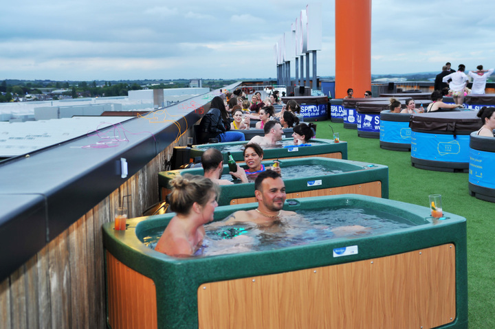 Bioskop ini tawarkan nonton sambil berendam di bak mandi luar ruangan