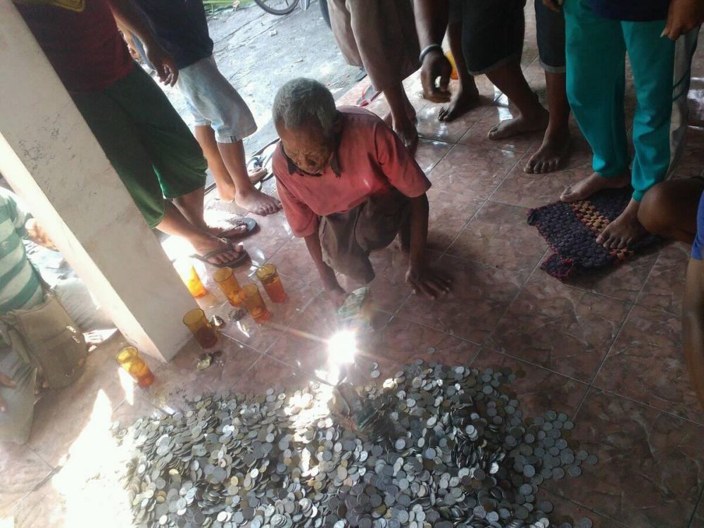 Rumah reyot dibongkar, lansia ini ternyata punya berkarung-karung uang