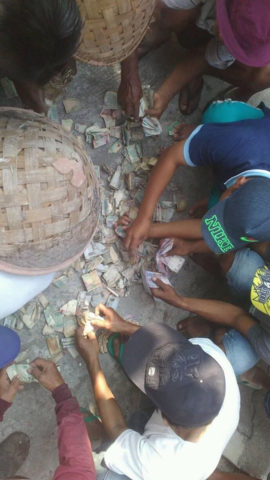 Rumah reyot dibongkar, lansia ini ternyata punya berkarung-karung uang