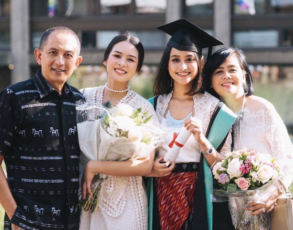 5 Potret bahagia kelulusan adik Maudy Ayunda, penampilannya memukau