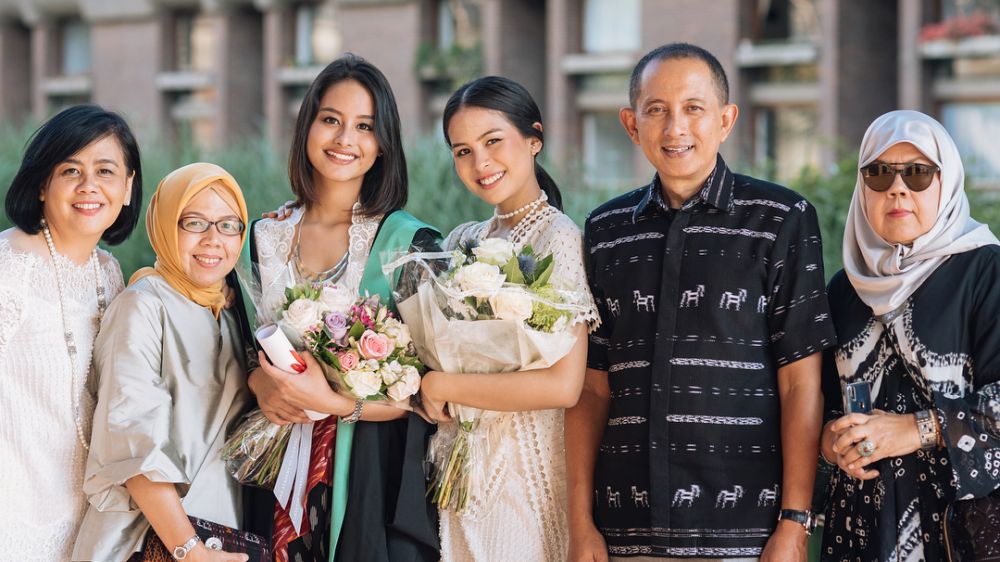 5 Potret bahagia kelulusan adik Maudy Ayunda, penampilannya memukau