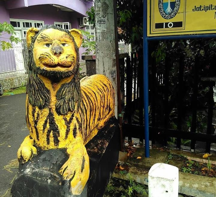 10 Potret patung macan unik ini cuma ada di Indonesia, nyentrik abis