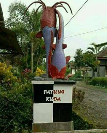 8 Patung aneh ini cuma ada di Indonesia, absurdnya bikin tepuk jidat