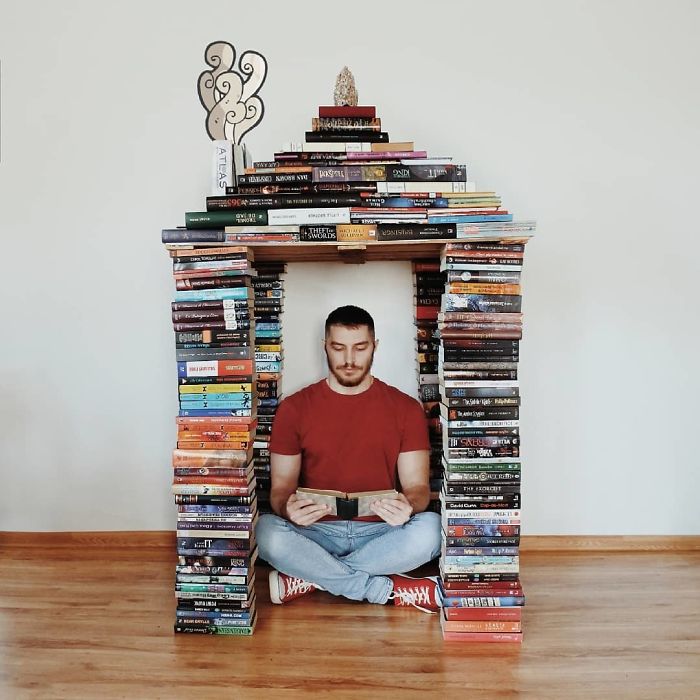 Cuma pakai buku, 10 kreasi seniman ini jadi Instagramable banget