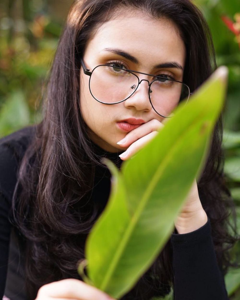 10 Pesona Raisya Bawazier, si Drakula cantik yang gemar pakai kacamata