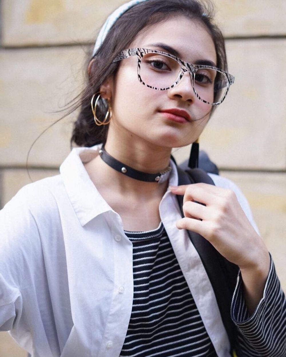 10 Pesona Raisya Bawazier, si Drakula cantik yang gemar pakai kacamata