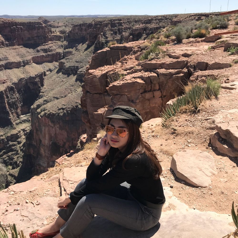 10 Pesona Raisya Bawazier, si Drakula cantik yang gemar pakai kacamata